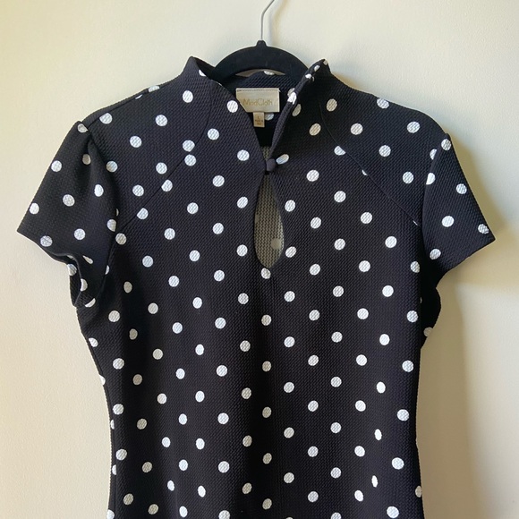 Polka dot short sleeve top with keyhole - Picture 2 of 8